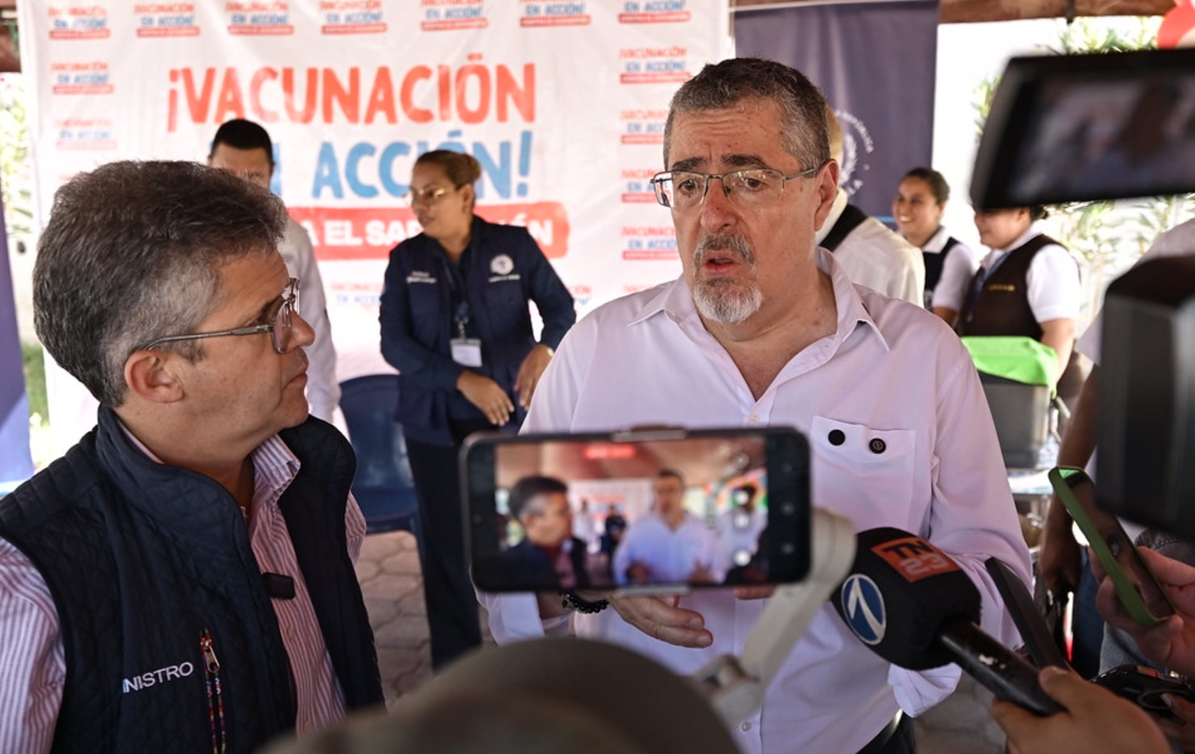 Presidente Bernardo Arévalo verifica abastecimiento de medicinas en farmacia Proam y supervisa atención médica de Centro de Salud en Parramos