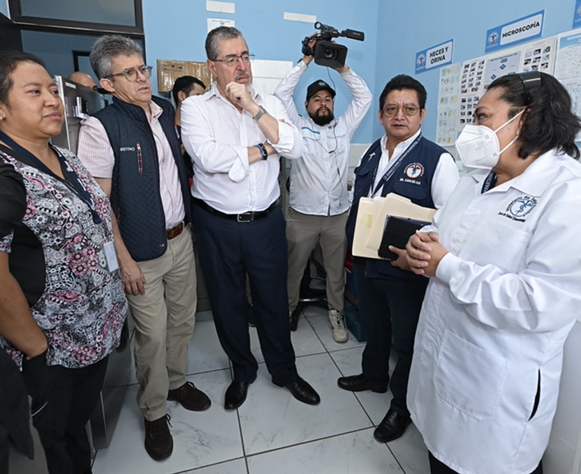 Presidente Bernardo Arévalo verifica abastecimiento de medicinas en farmacia Proam y supervisa atención médica de Centro de Salud en Parramos